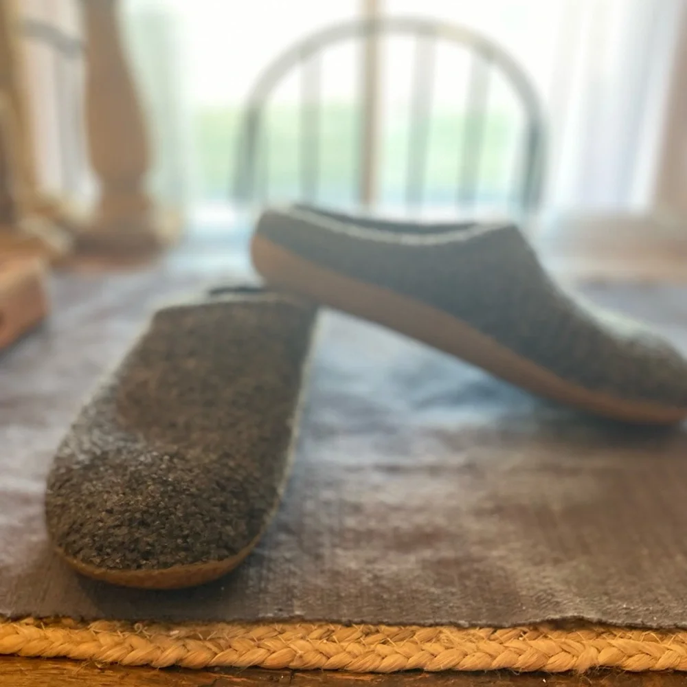 Geisswein Mens Merino Wool slip on hand soled clogs. Gray wool size 42 EU US‎ 9
